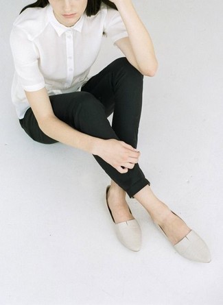 Beige Leder Slipper kombinieren – 23 Damen Outfits: Um ein entspanntes Outfit zu erzeugen, probieren Sie diese Kombination aus einem weißen Kurzarmhemd und einer schwarzen enger Hose. Beige Leder Slipper sind eine großartige Wahl, um dieses Outfit zu vervollständigen.