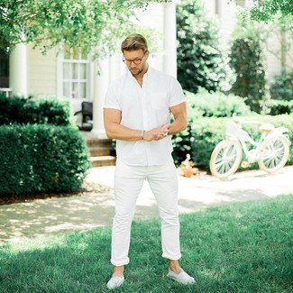 Horizontal gestreifte Espadrilles kombinieren – 34 Casual Sommer Herren Outfits: Ein weißes Kurzarmhemd und weiße enge Jeans sind eine perfekte Wochenend-Kombination. Fühlen Sie sich mutig? Wählen Sie horizontal gestreiften Espadrilles. Das Outfit ist im Sommer ideal.