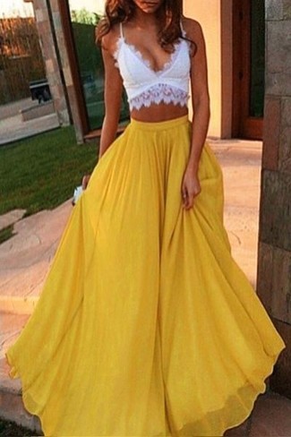 Gelben Maxirock kombinieren – 18 Damen Outfits: Paaren Sie ein weißes kurzes Oberteil aus Spitze mit einem gelben Maxirock für einen wunderbaren Wochenend-Look.