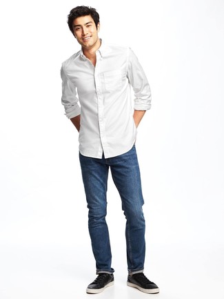 20 Jährige: Wie Langarmhemd mit Jeans zu kombinieren – 500+ Casual Herren Outfits: Vereinigen Sie ein weißes Langarmhemd mit blauen Jeans, um mühelos alles zu meistern, was auch immer der Tag bringen mag. Komplettieren Sie Ihr Outfit mit schwarzen leder niedrigen sneakers.