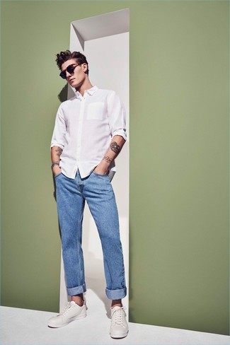 20 Jährige: Blaue Jeans kombinieren – 500+ Herren Outfits: Paaren Sie ein weißes Langarmhemd mit blauen Jeans, um mühelos alles zu meistern, was auch immer der Tag bringen mag. Weiße Leder niedrige Sneakers sind eine gute Wahl, um dieses Outfit zu vervollständigen.