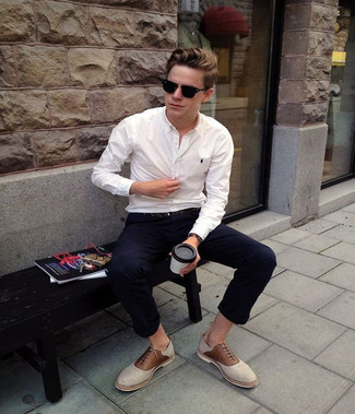 Beige Segeltuch Oxford Schuhe kombinieren – 2 Herren Outfits: Kombinieren Sie ein weißes Langarmhemd mit einer dunkelblauen Chinohose für einen bequemen Alltags-Look. Fühlen Sie sich mutig? Komplettieren Sie Ihr Outfit mit beige Segeltuch Oxford Schuhen.