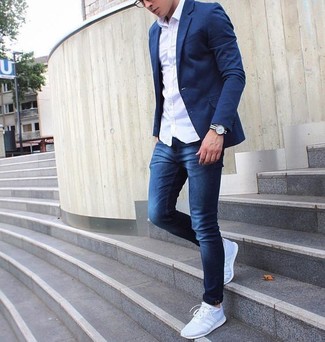 Wie weißes Langarmhemd mit blauer enger Jeans zu kombinieren – 32 Casual Herren Outfits: Kombinieren Sie ein weißes Langarmhemd mit blauen engen Jeans, um einen lockeren, aber dennoch stylischen Look zu erhalten. Fühlen Sie sich mutig? Vervollständigen Sie Ihr Outfit mit grauen Sportschuhen.