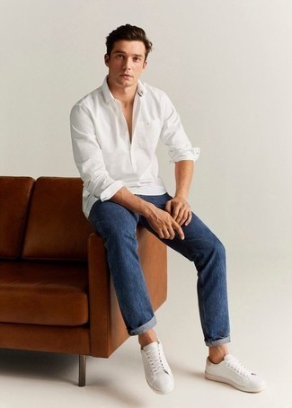 Welche Langarmhemden mit dunkelblauer Jeans zu tragen – 500+ Casual Herren Outfits: Die Vielseitigkeit von einem Langarmhemd und dunkelblauen Jeans machen sie zu einer lohnenswerten Investition. Weiße Leder niedrige Sneakers sind eine großartige Wahl, um dieses Outfit zu vervollständigen.