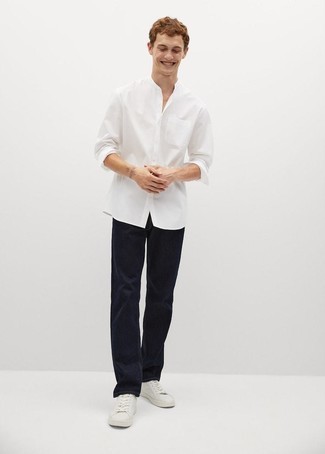 Weißes Langarmhemd kombinieren – 500+ Herren Outfits: Erwägen Sie das Tragen von einem weißen Langarmhemd und dunkelblauen Jeans für ein großartiges Wochenend-Outfit. Weiße Segeltuch niedrige Sneakers sind eine gute Wahl, um dieses Outfit zu vervollständigen.