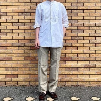 Dunkelrote Slipper kombinieren – 500+ Herren Outfits: Machen Sie sich mit einem weißen Langarmhemd und einer grauen Anzughose einen verfeinerten, eleganten Stil zu Nutze. Dunkelrote Slipper sind eine ideale Wahl, um dieses Outfit zu vervollständigen.