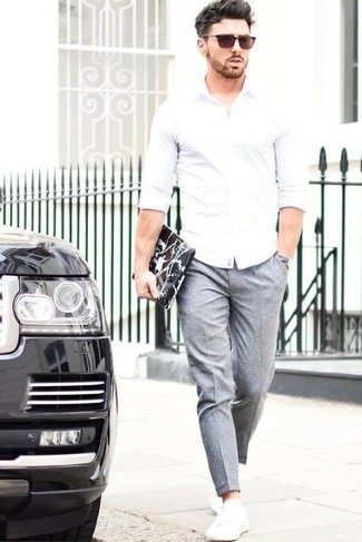 20 Jährige: Graue Anzughose kombinieren – 175 Smart-Casual Herren Outfits: Kombinieren Sie ein weißes Langarmhemd mit einer grauen Anzughose für eine klassischen und verfeinerte Silhouette. Weiße Leder niedrige Sneakers liefern einen wunderschönen Kontrast zu dem Rest des Looks.