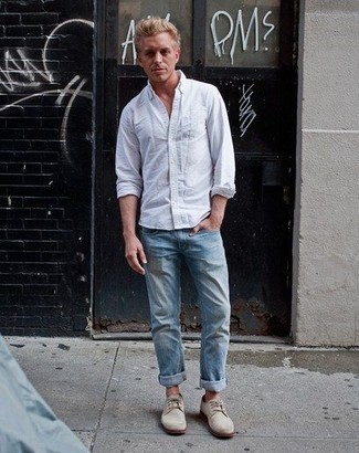 Wie hellblaue Jeans mit weißen Hemdes zu kombinieren – 128 Smart-Casual Herren Outfits: Kombinieren Sie ein weißes Hemd mit hellblauen Jeans, um mühelos alles zu meistern, was auch immer der Tag bringen mag. Fühlen Sie sich mutig? Wählen Sie hellbeige Wildleder Derby Schuhe.