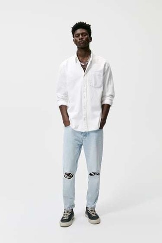 20 Jährige: Jeans kombinieren – 500+ Casual Herren Outfits: Die Paarung aus einem weißen Langarmhemd und Jeans ist eine komfortable Wahl, um Besorgungen in der Stadt zu erledigen. Schwarze und weiße Segeltuch niedrige Sneakers sind eine kluge Wahl, um dieses Outfit zu vervollständigen.