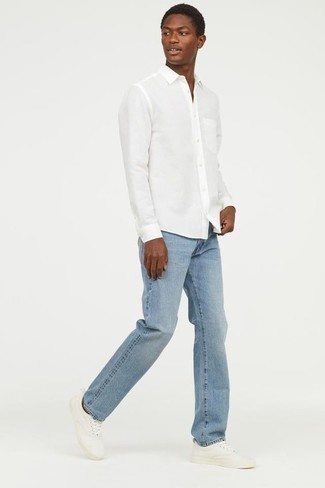 20 Jährige: Hellblaue Jeans kombinieren – 500+ Herren Outfits: Erwägen Sie das Tragen von einem weißen Langarmhemd und hellblauen Jeans für ein Alltagsoutfit, das Charakter und Persönlichkeit ausstrahlt. Ergänzen Sie Ihr Look mit weißen Segeltuch niedrigen Sneakers.