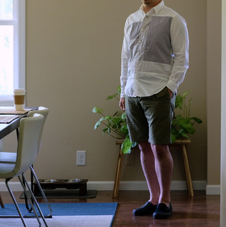 Shorts kombinieren – 1200+ Herren Outfits warm Wetter: Kombinieren Sie ein weißes Langarmhemd mit Flicken mit Shorts für ein sonntägliches Mittagessen mit Freunden. Schwarze Slip-On Sneakers aus Segeltuch sind eine kluge Wahl, um dieses Outfit zu vervollständigen.