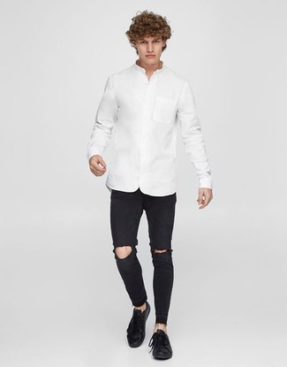 Teenager: Schwarze Turnschuhe kombinieren – 55 Lässige Herren Outfits: Ein weißes Langarmhemd und schwarze enge Jeans mit Destroyed-Effekten sind eine großartige Outfit-Formel für Ihre Sammlung. Schwarze Turnschuhe verleihen einem klassischen Look eine neue Dimension.
