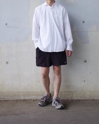 Schwarze Shorts kombinieren – 500+ Herren Outfits: Für ein bequemes Couch-Outfit, vereinigen Sie ein weißes Langarmhemd mit schwarzen Shorts. Fühlen Sie sich mutig? Wählen Sie graue Sportschuhe.