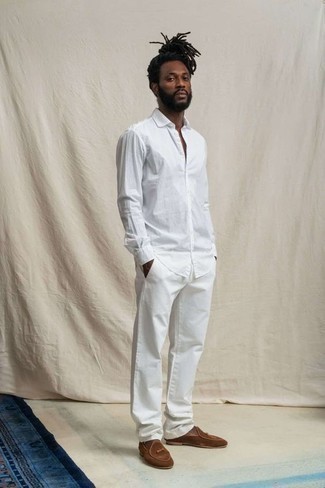 Herren Outfits 2022: Kombinieren Sie ein weißes Langarmhemd mit einer weißen Chinohose für ein Alltagsoutfit, das Charakter und Persönlichkeit ausstrahlt. Wählen Sie braunen Wildleder Slipper, um Ihr Modebewusstsein zu zeigen.
