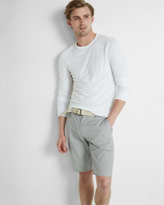 Wie weißes Langarmshirt mit grauer Shorts zu kombinieren – 7 Sommer Herren Outfits: Erwägen Sie das Tragen von einem weißen Langarmshirt und grauen Shorts, um mühelos alles zu meistern, was auch immer der Tag bringen mag. Ein trendiges Sommer-Outfit.