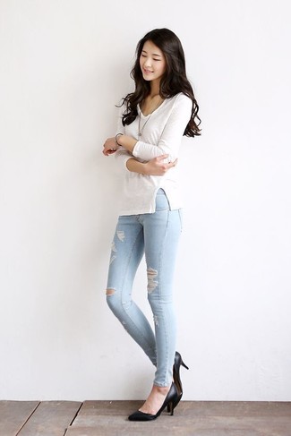 Weißes Langarmshirt kombinieren – 381 Damen Outfits: Probieren Sie die Kombination aus einem weißen Langarmshirt und hellblauen engen Jeans mit Destroyed-Effekten, um einen schönen Casual-Look zu erreichen. Dieses Outfit passt hervorragend zusammen mit schwarzen Leder Pumps.