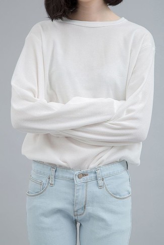 Weißes Langarmshirt kombinieren – 381 Damen Outfits: Um einen einfachen aber mühelosen Look zu erzeugen, probieren Sie diese Paarung aus einem weißen Langarmshirt und hellblauen Jeans.