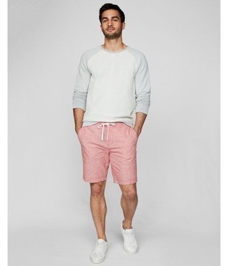 Rosa Shorts kombinieren – 97 Herren Outfits: Tragen Sie ein weißes Langarmshirt und rosa Shorts für ein bequemes Outfit, das außerdem gut zusammen passt. Weiße Leder niedrige Sneakers sind eine gute Wahl, um dieses Outfit zu vervollständigen.