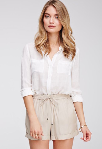 Hellbeige Shorts kombinieren – 73 Damen Outfits: Wenn Sie nach dem perfekten Freizeit-Look suchen, probieren Sie die Kombination aus einem weißen Leinen Businesshemd und hellbeige Shorts.