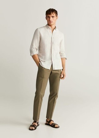 weißes Leinen Langarmhemd, olivgrüne Chinohose, dunkelbraune Ledersandalen für Herren