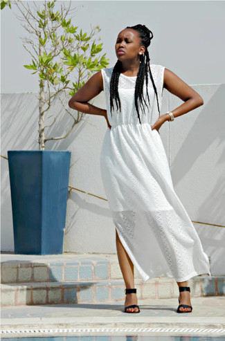 Weißes Maxikleid mit Schlitz kombinieren – 3 Damen Outfits: Tragen Sie ein weißes Maxikleid mit Schlitz für einen entspannten Wochenend-Look. Dieses Outfit passt hervorragend zusammen mit schwarzen Leder Sandaletten.