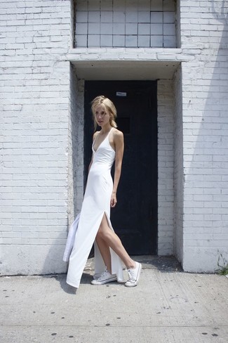 Maxikleid kombinieren – 136 Casual Damen Outfits: Erwägen Sie das Tragen von einem Maxikleid für einen super entspannten City-Look, der, Coolness und Charakter ausstrahlt. Weiße niedrige Sneakers sind eine großartige Wahl, um dieses Outfit zu vervollständigen.