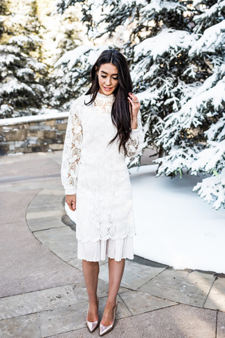 Weißes Midikleid aus Häkel kombinieren – 1 Damen Outfits: Tragen Sie ein weißes Midikleid aus Häkel, um einen stilvollen Freizeit-Look zu erzeugen. Dieses Outfit passt hervorragend zusammen mit silbernen Leder Pumps.