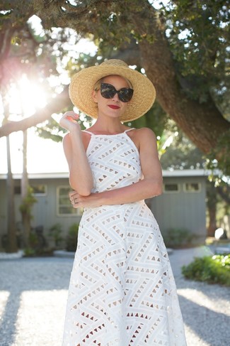 Beige Strohhut kombinieren – 213 Damen Outfits: Wenn Sie nach dem idealen Alltags-Look suchen, probieren Sie die Kombination aus einem weißen Midikleid mit Lochstickerei und einem beige Strohhut.
