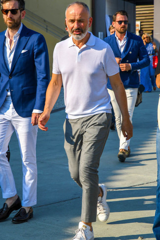 50 Jährige: Dunkelgraue Chinohose kombinieren – 16 Herren Outfits heiß Wetter: Kombinieren Sie ein weißes Polohemd mit einer dunkelgrauen Chinohose für ein großartiges Wochenend-Outfit. Weiße Leder niedrige Sneakers fügen sich nahtlos in einer Vielzahl von Outfits ein.