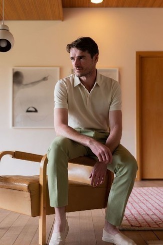 Sommer Outfits Herren 2024: Kombinieren Sie ein weißes Polohemd mit einer olivgrünen Chinohose für einen bequemen Alltags-Look. Weiße Segeltuch Espadrilles fügen sich nahtlos in einer Vielzahl von Outfits ein. Dieser Look eignet sich super für den Sommer.