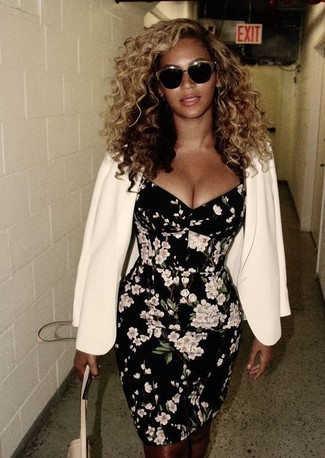 Beyonce trägt weißes Sakko, schwarzes und weißes Etuikleid mit Blumenmuster, hellbeige Leder Umhängetasche