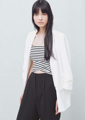 weißes Sakko, weißes und schwarzes horizontal gestreiftes kurzes Oberteil, schwarze weite Hose für Damen