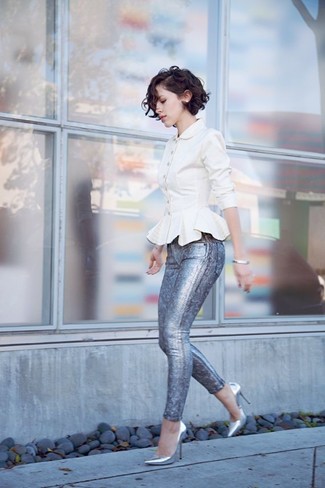 Dunkelgraue Leggings kombinieren – 39 Damen Outfits: Probieren Sie die Kombi aus einem weißen Schößchen-Top und dunkelgrauen Leggings für einen modernen lässigen Alltags-Look. Silberne Leder Pumps sind eine kluge Wahl, um dieses Outfit zu vervollständigen.