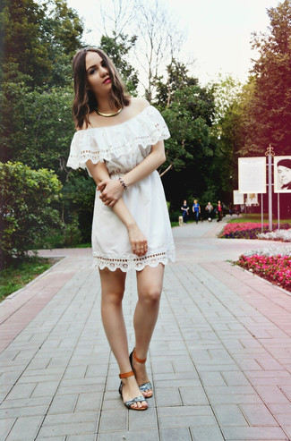 Graue Sandalen kombinieren – 325 Damen Outfits: Tragen Sie ein weißes schulterfreies Kleid aus Häkel, um ein ultralässiges Alltags-Outfit zu zaubern. Fühlen Sie sich ideenreich? Ergänzen Sie Ihr Outfit mit grauen Sandalen.