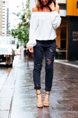 Graue Jeans mit Destroyed-Effekten kombinieren – 101 Damen Outfits: Entscheiden Sie sich für ein weißes schulterfreies Oberteil und grauen Jeans mit Destroyed-Effekten für einen Look, der super für die Freizeit geeignet ist. Schwarze und gelbbraune Leder Sandaletten sind eine großartige Wahl, um dieses Outfit zu vervollständigen.