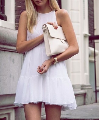 Weiße Leder Clutch kombinieren – 202 Damen Outfits: Mit dieser Kombination aus einem weißen schwingendem Kleid und einer weißen Leder Clutch werden Sie die perfekte Balance zwischen Funktion und Stil treffen.