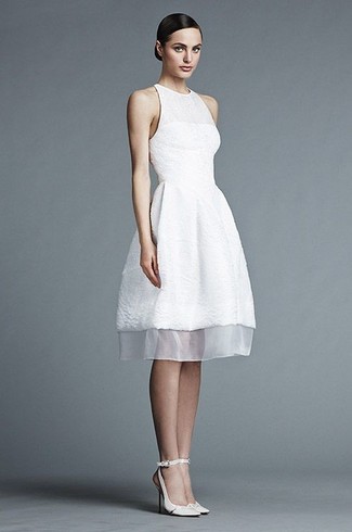 Weißes Skaterkleid mit Reliefmuster kombinieren – 1 Damen Outfits: Entscheiden Sie sich für ein weißes Skaterkleid mit Reliefmuster für einen gepflegten, schicken Look. Weiße Leder Pumps mit Ausschnitten sind eine großartige Wahl, um dieses Outfit zu vervollständigen.
