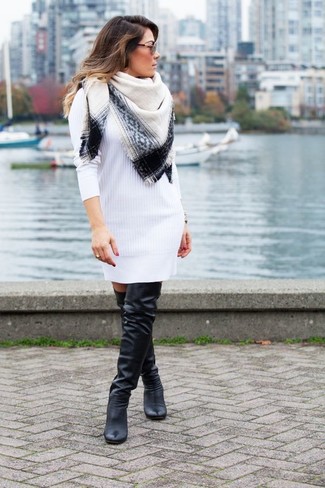 Weißes Sweatkleid kombinieren – 51 Damen Outfits: Wahlen Sie ein weißes Sweatkleid, um ein lockeres, aber dennoch modisches Outfit zu erhalten. Schwarze Overknee Stiefel aus Leder sind eine großartige Wahl, um dieses Outfit zu vervollständigen.
