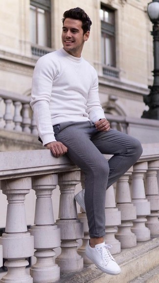 Weißes Sweatshirts kombinieren – 244 Herren Outfits: Kombinieren Sie ein weißes Sweatshirts mit einer grauen Chinohose für einen bequemen Alltags-Look. Weiße Leder niedrige Sneakers sind eine gute Wahl, um dieses Outfit zu vervollständigen.