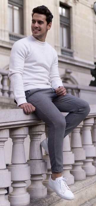 Graue Wollanzughose kombinieren – 500+ Herren Outfits: Kombinieren Sie ein weißes Sweatshirts mit einer grauen Wollanzughose für eine klassischen und verfeinerte Silhouette. Fühlen Sie sich ideenreich? Ergänzen Sie Ihr Outfit mit weißen Leder niedrigen Sneakers.