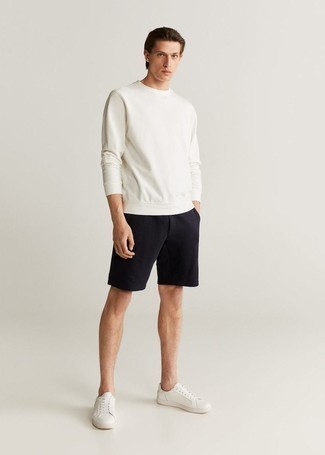 30 Jährige: Schwarze Shorts kombinieren – 168 Casual Herren Outfits: Paaren Sie ein weißes Sweatshirts mit schwarzen Shorts für ein bequemes Outfit, das außerdem gut zusammen passt. Weiße Leder niedrige Sneakers sind eine ideale Wahl, um dieses Outfit zu vervollständigen.