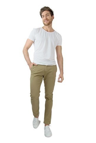 Wie weißes T-Shirt mit einem Rundhalsausschnitt mit hellbeige Chinohose zu kombinieren – 125 Herren Outfits heiß Wetter: Kombinieren Sie ein weißes T-Shirt mit einem Rundhalsausschnitt mit einer hellbeige Chinohose für einen bequemen Alltags-Look. Weiße Segeltuch niedrige Sneakers sind eine ideale Wahl, um dieses Outfit zu vervollständigen.