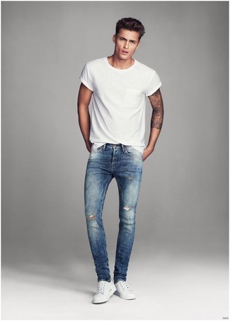 30 Jährige: Wie blaue enge Jeans mit Destroyed-Effekten mit weißer niedriger Sneakers zu kombinieren – 20 Lässige Sommer Herren Outfits: Tragen Sie ein weißes T-Shirt mit einem Rundhalsausschnitt und blauen enge Jeans mit Destroyed-Effekten für einen entspannten Wochenend-Look. Wählen Sie weißen niedrige Sneakers, um Ihr Modebewusstsein zu zeigen. Schon mal so einen trendigen Sommer-Look gesehen?
