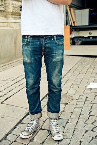 weißes T-Shirt mit einem Rundhalsausschnitt, blaue Jeans, graue hohe Sneakers aus Segeltuch für Herren