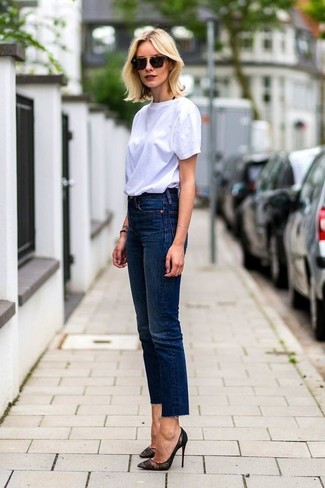 Dunkelblaue Jeans kombinieren – 1200+ Damen Outfits: Möchten Sie ein müheloses, legeres Outfit erreichen, ist die Kombination aus einem weißen T-Shirt mit einem Rundhalsausschnitt und dunkelblauen Jeans ganz gut. Dieses Outfit passt hervorragend zusammen mit schwarzen Spitze Pumps.