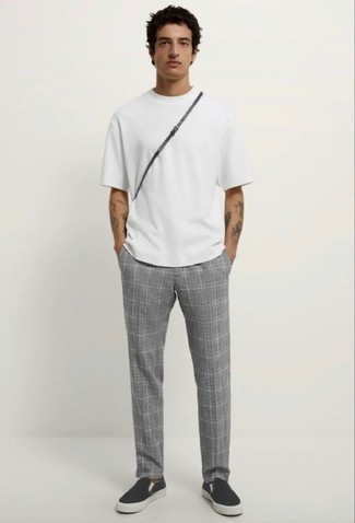 weißes T-Shirt mit einem Rundhalsausschnitt, graue Chinohose mit Schottenmuster, schwarze Slip-On Sneakers aus Segeltuch für Herren