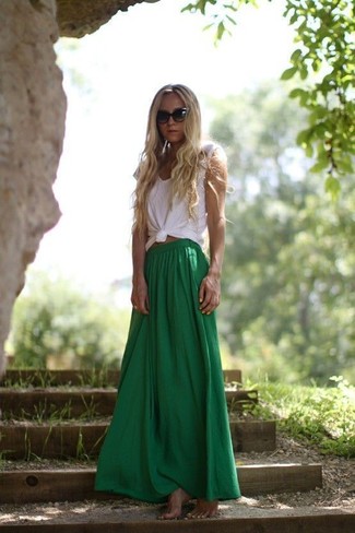 30 Jährige: Grünen Maxirock kombinieren – 5 Sommer Damen Outfits: Ein weißes T-Shirt mit einem Rundhalsausschnitt und ein grüner Maxirock sind absolut Casual-Must-Haves und können mit einer Vielzahl von Kleidungsstücken kombiniert werden. Dieses Outfit ist toll an Sommertagen.