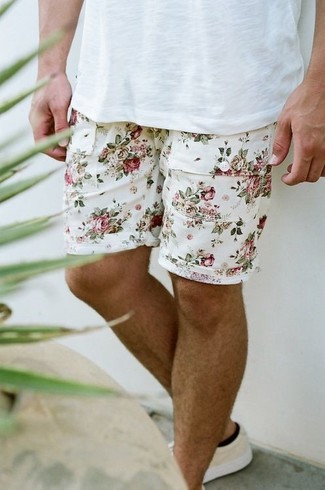 Beige Shorts kombinieren – 193 Herren Outfits heiß Wetter: Ein weißes T-Shirt mit einem Rundhalsausschnitt und beige Shorts vermitteln eine sorglose und entspannte Atmosphäre. Setzen Sie bei den Schuhen auf die klassische Variante mit hellbeige Leinenschuhen.