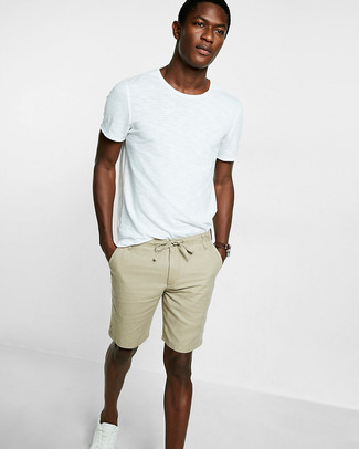 weißes T-Shirt mit einem Rundhalsausschnitt, hellbeige Shorts, weiße Leder niedrige Sneakers für Herren