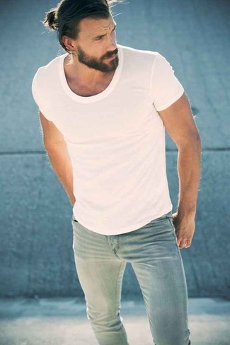 30 Jährige: Wie weißes T-Shirt mit einem Rundhalsausschnitt mit hellblauer enger Jeans zu kombinieren – 2 Casual Herren Outfits heiß Wetter: Ein weißes T-Shirt mit einem Rundhalsausschnitt und hellblaue enge Jeans sind eine ideale Outfit-Formel für Ihre Sammlung.